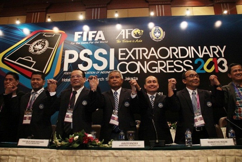 Extraordinary congress in Jakarta dismisses Indonesian Soccer Rescue Committee (KPSI) and picks Djohar Arifin Husin (center) to lead Indonesian Football Federation (PSSI) and former head of KPSI, La Nyalla Mataliti (third from left) as the deputy head.