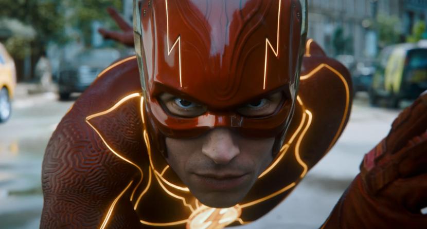 Ezra Miller sebagai Barry Allen alias The Flash di film The Flash.