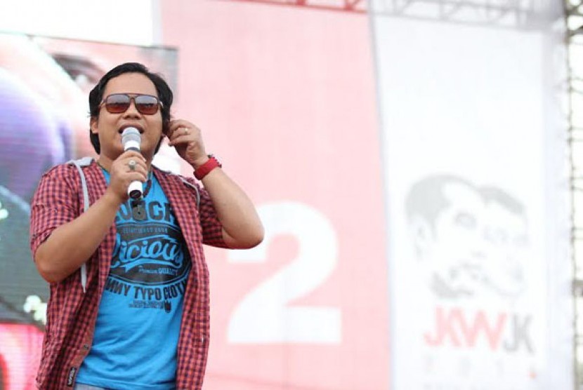 Faank, vokalis grup band Wali saat tampil dalam konser 'Salam 2 Jari Jokowi-JK'