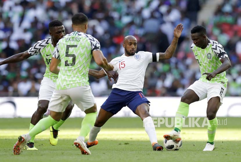  Fabian Delph berebut bola dengan pemain Nigeria Oghenekaro Etebo, dan William Troost-Ekong selama pertandingan sepak bola persahabatan antara Inggris dan Nigeria di stadion Wembley di London, Sabtu (2/6).