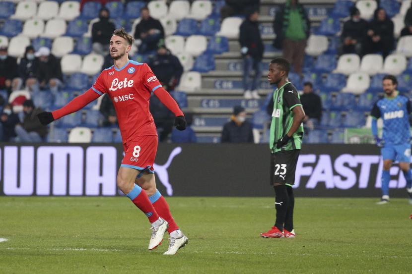 Fabian Ruiz dari Napoli merayakan setelah mencetak gol pembuka timnya selama pertandingan sepak bola Serie A antara Sassuolo dan Napoli, di stadion Mapei di Reggio Emilia, Italia, Rabu, 1 Desember 2021.