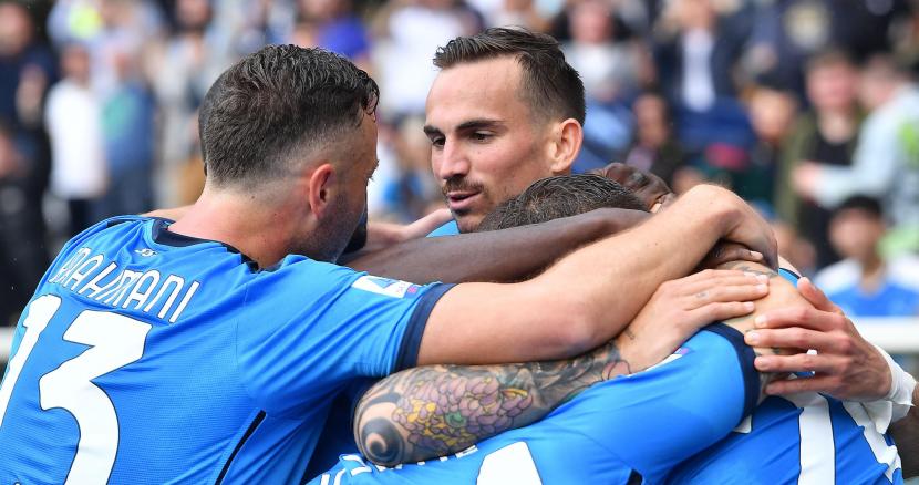 Fabian Ruiz (tengah) dari Napoli merayakan dengan rekan satu timnya setelah mencetak keunggulan 1-0 pada pertandingan sepak bola Serie A Italia antara Torino FC dan SSC Napoli di Stadion Olimpico Grande Torino di Turin, Italia, Sabtu (7/5/2022). 