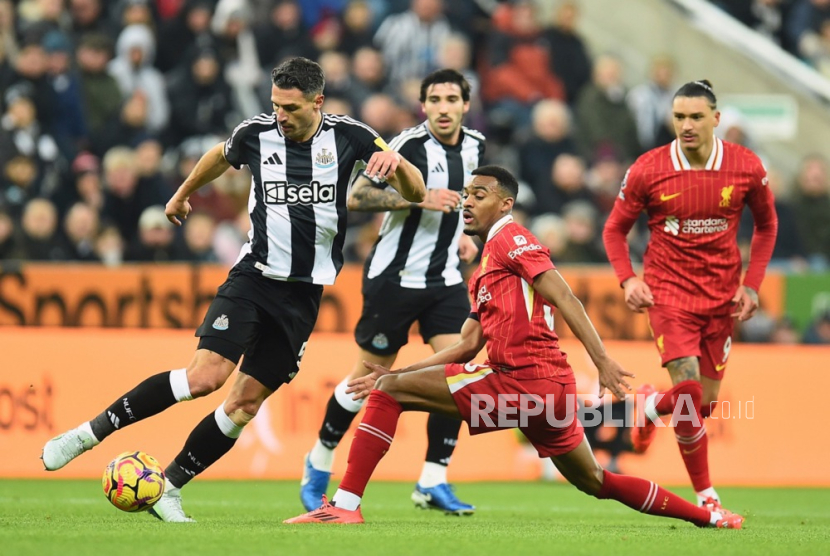 Fabian Schar (kiri) dari Newcastle United beraksi melawan Ryan Gravenberch (kanan) dari Liverpool selama pertandingan sepak bola Liga Primer Inggris di St James Park, Newcastle, Kamis (5/12/2024) dini hari WIB.