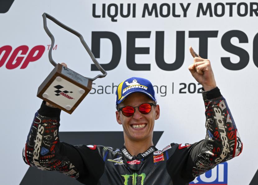 Fabio Quartararo dari Prancis dari Tim Monster Energy Yamaha MotoGP merayakan di podium setelah memenangkan Grand Prix Jerman, balapan Moto GP di Sachsenring di Hohenstein-Ernstthal, Jerman, Ahad, 19 Juni 2022.