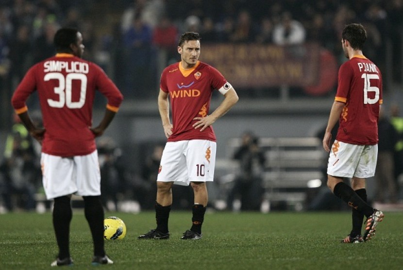 Fabio Simplicio, Francesco Totti, Miralem Pjanic tertunduk lesu karena kalah dari Fiorentina.