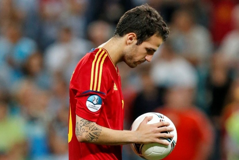 Fabregas sesaat sebelum mengambil penalti dalam semifinal Piala Eropa 2012 melawan Portugal. Spanyol menang 4-2