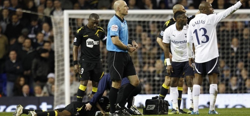 Fabrice Muamba yang terjatuh saat laga kontra Tottenham Hotspurs di piala FA