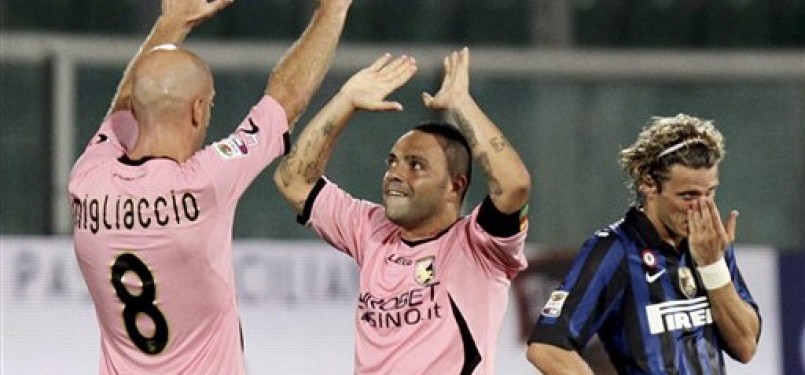 Fabrizio Miccoli (dua kiri), kapten Palermo, melakukan selebrasi bersama rekannya Giulio Migliaccio usai menjebol jala Inter Milan di laga perdana Seri A Italia 2011/2012.