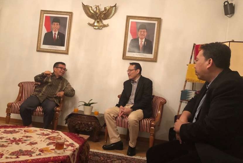 Fachmi Idris ketika bertemu Duta Besar Indonesia untuk Swiss dan Lichtenstein, Mulyaman S Hadad.