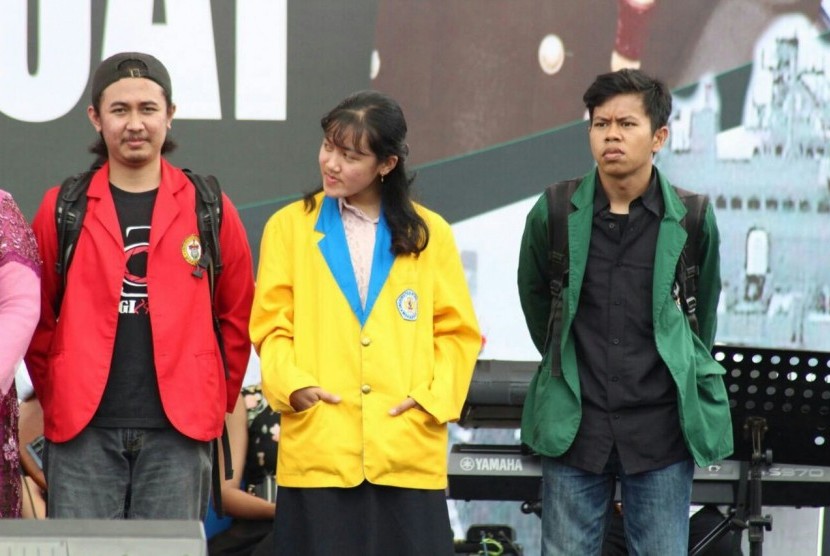 Fachrul Adyan (jas merah), mahasiswa Fakultas Pertanian Universitas Hasanuddin, berhasil menjuarai Lomba Foto HUT ke-72 TNI Tingkat Mahasiswa di Makassar, Sulawesi Selatan