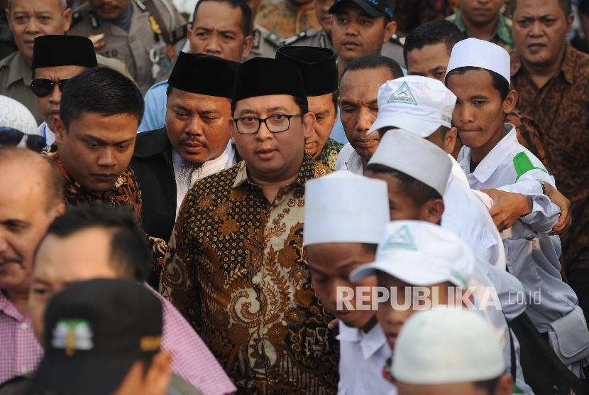 Speaker of House of Representative, Fadli Zon, meets the 299 rally participants after having dialogue with representatives of the mass of 299 rally at Parliament building, Jakarta, Friday (September 29). 