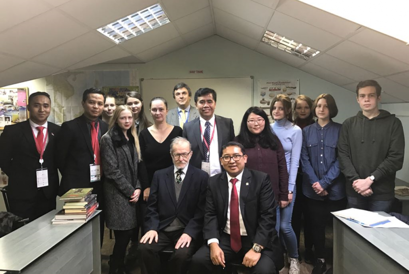 Fadli Zon berdiskusi dengan sejumlah mahasiswa S1 Rusia jurusan bahasa dan sejarah Indonesia.