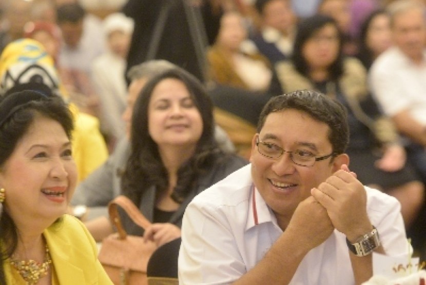  Fadli Zon bersama Ketua Ikatan Alumni Universitas Indonesia Chandra Motik dalam acara 'Silaturahim dan Buka Puasa bersama Capres Cawapres' di Jakarta, Senin (30/6).