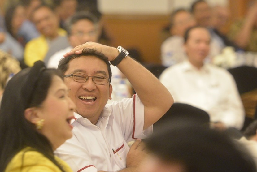 Fadli Zon (kanan) duduk bersama Ketua Ikatan Alumni Universitas Indonesia Chandra Motik (kiri) 