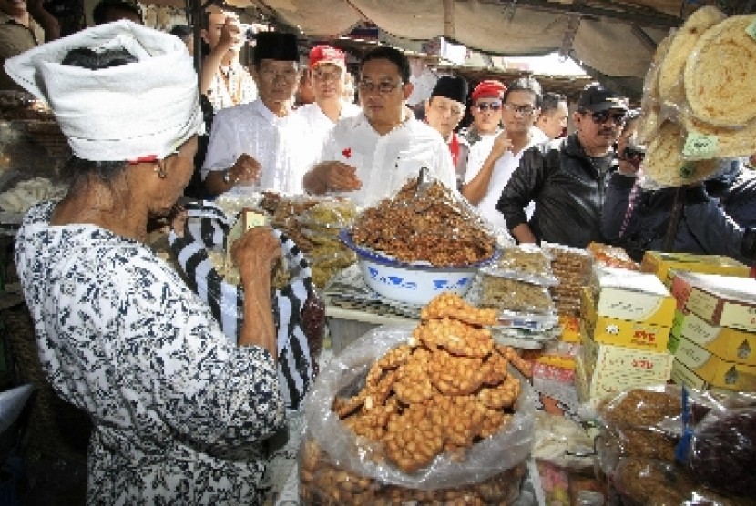 Fadli Zon (ketiga kiri) membeli jajanan tradisional saat safari politik Pasar Klewer, Solo, Jateng, Rabu (2/7). 