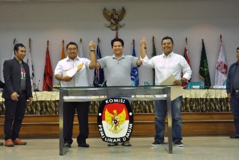 Fadli Zon (kiri) dan perwakian Jokowi-JK, Sudiyatmoko Aribowo berfoto bersama Ketua KPU Husni Kami Malik di gedung KPU, Jakarta, Sabtu (24/5).