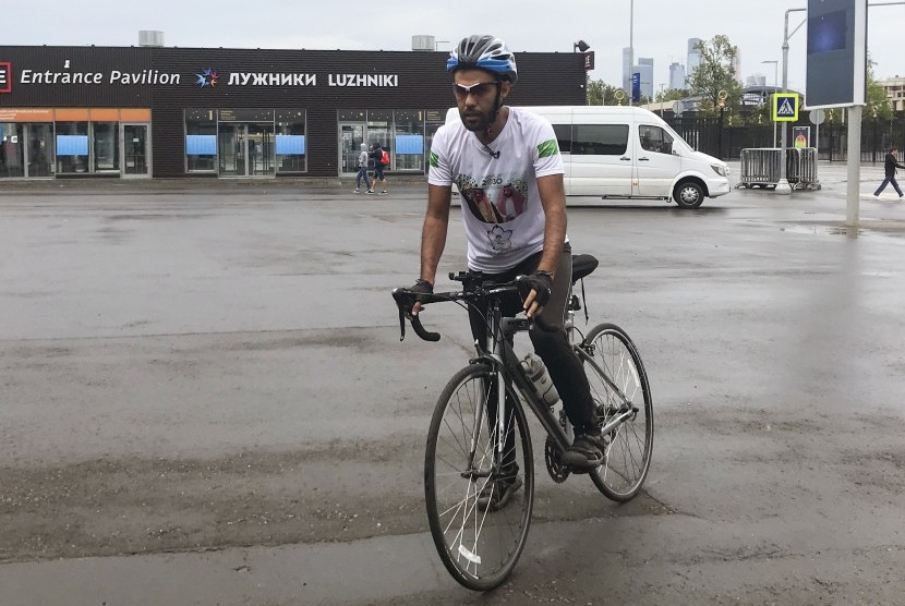 Fahed Ibrahim Al Yehia, fan sejati Timnas Arab Saudi, tiba di Stadion Luzhniki, Moskow, Selasa (12/6) setelah bersepeda selama 75 hari. 