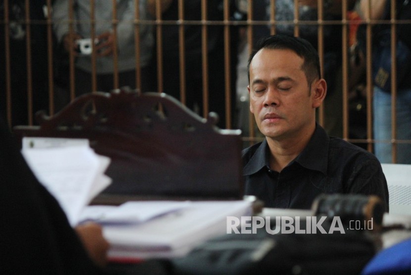 Fahmi Darmawansyah, terdakwa kasus suap kepada mantan Kalapas Sukamiskin Wahid Husen, menjalani sidang vonis, di Pengadilan Tipikor Bandung, Jalan LRE Martadinata, Kota Bandung, Rabu (20/3).