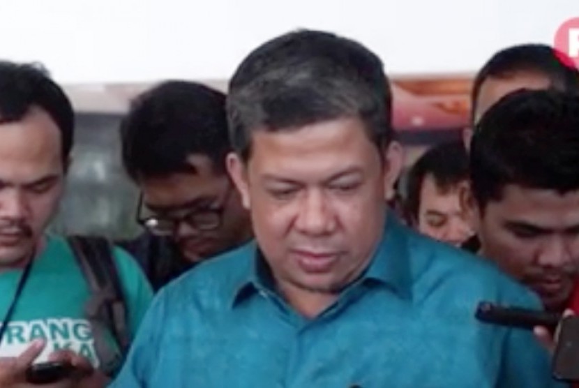 Fahri Hamzah (tengah)