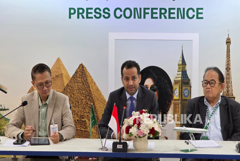 Faisal Alallah Country Manager Saudia untuk Indonesia, Singapura dan Australia saat konferensi pers di Jakarta pada Kamis (28/8/2025). 