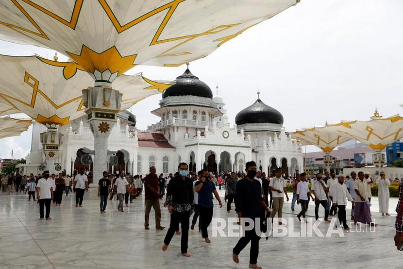 Umat muslim melaksanakan ibadah shalat Jumat di Masjid Raya Baiturrahman, Banda Aceh, Aceh. Bagi daerah yang padat penduduk ibadah Shalat Jumat dilaksanakan dua gelombang. 