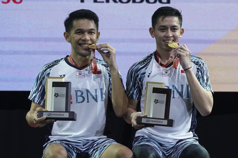 Fajar Alfian (kiri) dan Muhammad Rian Ardianto merayakan di podium setelah mengalahkan rekan senegaranya Mohammad Ahsan dan Hendra Setiawan pada pertandingan final ganda putra turnamen bulu tangkis Malaysia Masters di Bukit Jalil Axiata Arena di Kuala Lumpur, Malaysia, awal bulan ini.