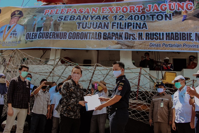  Fajar Marttuelan selaku perwakilan dari Bea Cukai Gorontalo menyerahkan nota pelayanan ekspor (NPE) kepada perwakilan eksportir, PT Seger Agro Nusantara, sebagai dokumen resmi untuk melakukan kegiatan ekspor yang difasilitasi juga oleh Bea Cukai.