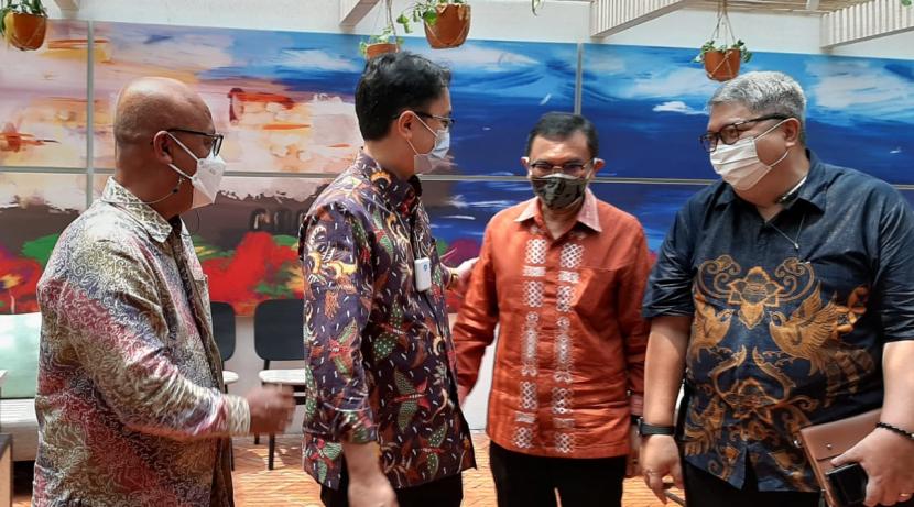 Fajar Wibhiyadi (direktur utama KBI), Jerry Sambuaga (wakil Menteri Perdagangan RI), Sutriono Edi (komisaris utama KBI), Roy N Mandey (ketua umum Asosiasi Pengusaha Ritel Indonesia atau Aprindo,  (dari kiri ke kanan),  di sela-sela penandatanganan kesepahaman antara KBI dengan Aprindo, di Jakarta, Jumat (20/8).