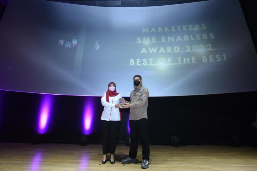Fajriyah Usman Vice President Corporate Social Responsibility (CSR) & SMEPP Management Pertamina meraih Penghargaan Marketeers SME Enablers Award 2022 Best of The Best dan Human Capital Enabler diberikan oleh CEO Marketeers Iwan Setiawan, pada jumat (12/8) di FX Sudirman.
