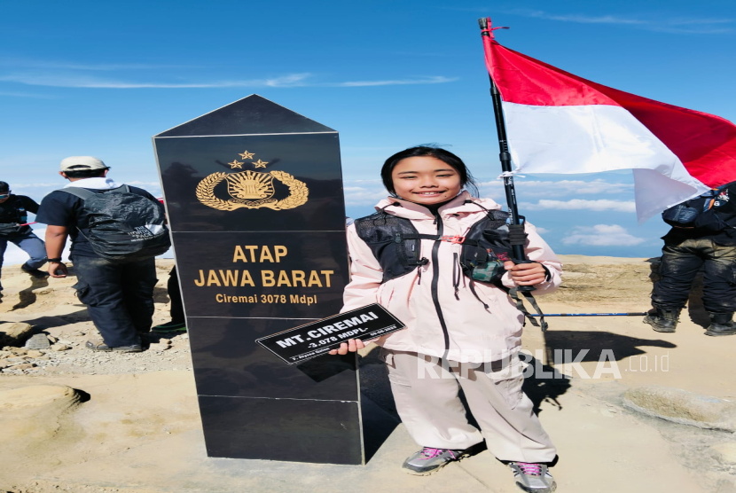 Fakhria Alyssa Quinn (11), seorang siswi kelas 6 SDN Sadagori 1 Kota Cirebon, yang berhasil menaklukkan puncak Gunung Ciremai.