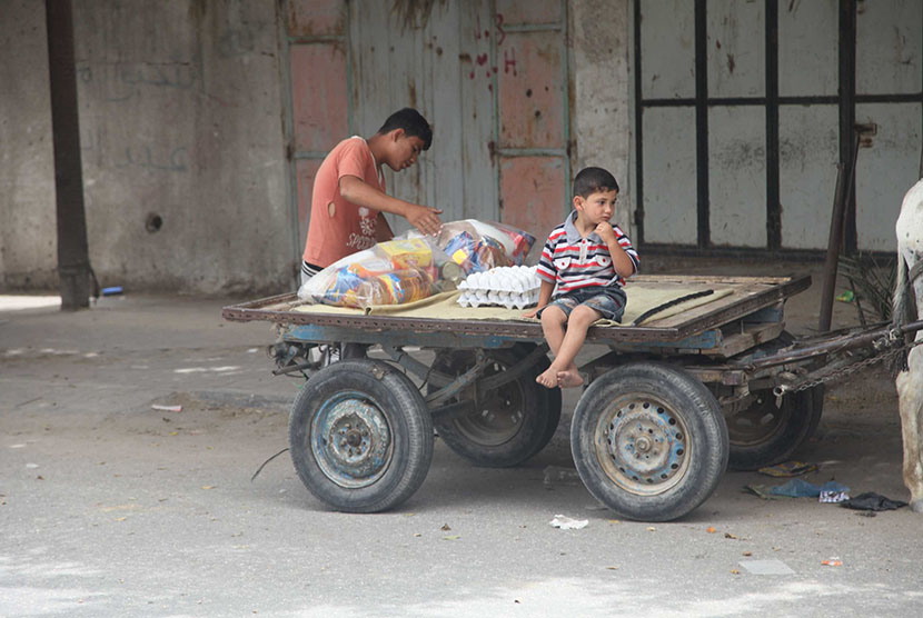Fakir miskin di Gaza. Kemiskinan di Gaza adalah akibat 16 tahun blokade Israel 