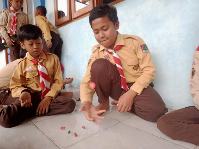 Fakultas Bahasa dan Seni Universitas Negeri Semarang (FBS UNNES) ini berupaya  mengembangkan keberadaan permainan tradisional melalui pondok dolanan