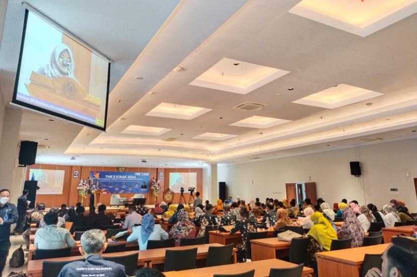 Fakultas Ekonomi dan Bisnis (FEB) Universitas Muhammadiyah Purwokerto (UMP) sukses menggelar kegiatan International Conference of Business, Accounting, and Economics (ICBAE) ketiga kalinya pada Rabu-Kamis (10-11/8/2022) di Aula Syamsuhadi Irsyad UMP. 