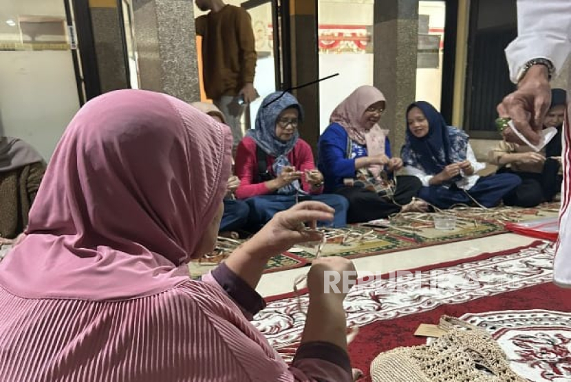 Fakultas Ekonomi dan Bisnis (FEB) Universitas Telkom menggelar program pengabdian masyarakat bertajuk “Pelatihan Kriya Pelepah Pisang: Berdaya, Berkarya, Berkontribusi.” 