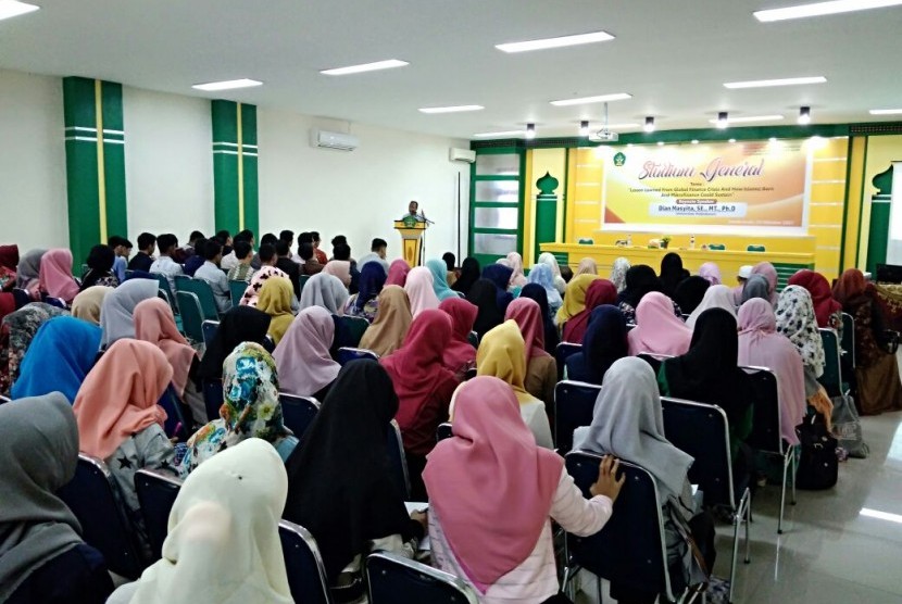 Fakultas Ekonomi dan Bisnis Islam (FEBI) Universitas Islam Negeri (UIN) Ar-Raniry melaksanakan stadium general mengenai ekonomi syariah.