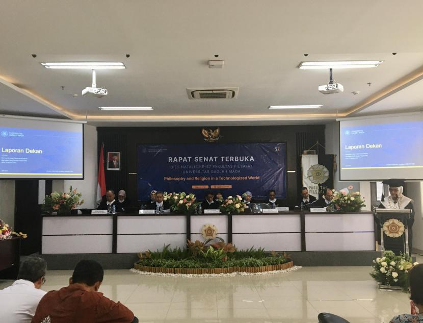 Fakultas filsafat Universitas Gadjah Mada (UGM) menggelar Rapat Senat Terbuka dalam rangka peringatan Dies Natalis ke-57 Fakultas Filsafat UGM, yang berlangsung di Ruang Sidang Persatuan Lt. 3, Gedung Notonagoro Fakultas Filsafat UGM, Senin (19/8/2024).