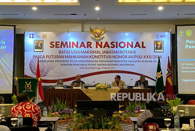 Fakultas Hukum Universitas Islam Indonesia (FH UII) bekerja sama dengan Pengurus Pusat Ikatan Notaris Indonesia (PP INI) menggelar seminar nasional membahas perpanjangan batas usia maksimal jabatan notaris pasca Putusan Mahkamah Konstitusi Nomor 84/PUU-XXII/2024. Seminar tersebut digelar di Hotel Grand Rohan Jogja, Sabtu (8/2/2025) dengan menghadirkan sejumlah pakar hukum.