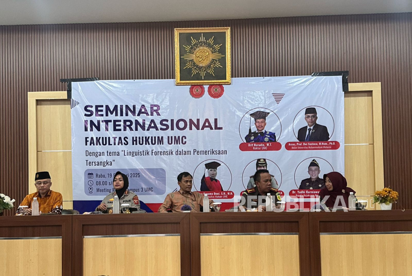 Fakultas Hukum Universitas Muhammadiyah Cirebon (FH UMC) sukses menyelenggarakan Seminar Internasional Linguistik Forensik, sebuah forum akademik yang membahas peran bahasa dalam sistem hukum dan peradilan. Seminar ini menghadirkan Assoc Prof Dwi Santoso, PhD dari Universiti Muhammadiyah Malaysia Perlis sebagai pembicara utama. Dwi Santoso, yang juga sering menjadi saksi ahli dalam kasus-kasus yang berkaitan dengan UU ITE, membahas secara mendalam bagaimana Linguistik Forensik berperan dalam analisis bukti digital, ujaran kebencian, dan kejahatan berbasis komunikasi.