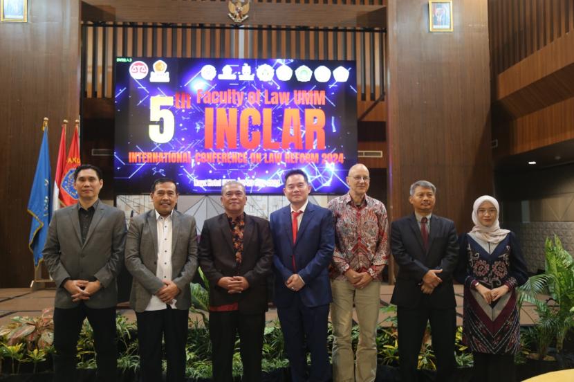 Fakultas Hukum Universitas Muhammadiyah Malang (UMM) menggelar konferensi internasional pada 23 Juli 2024 lalu yang dihadiri berbagai praktisi hukum dari beragam negara. Konferensi yang bernama International Conference on Law Reform (INCLAR) itu salah satunya membahas mengenai cara menghadapi era disrupsi yang tidak mudah di tengah isu kemanusiaan yang sulit diatasi.