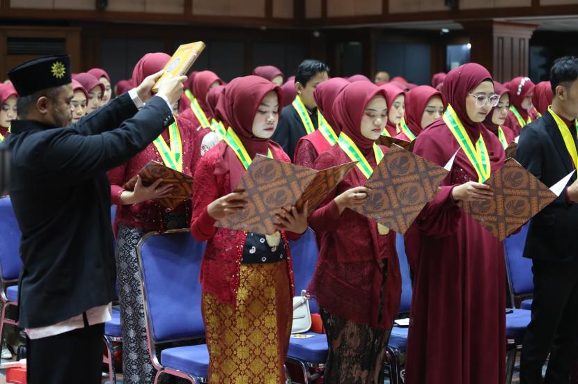 Fakultas Ilmu Keperawatan Universitas Muhammadiyah Jakarta (FIK UMJ) melaksanakan Upacara Angkat Sumpah Ners 2022-2023 di Gedung Pewayangan, Jakarta Timur, Selasa (17/10/2023). Sebanyak 146 lulusan diangkat sumpah oleh Dekan FIK UMJ, Miciko Umeda, dan Kerohaniawan dengan khidmat.