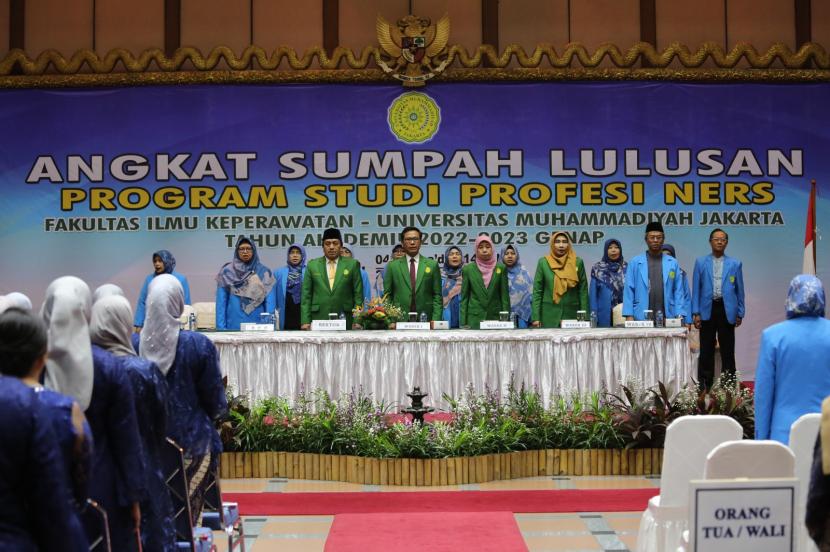 Fakultas Ilmu Keperawatan Universitas Muhammadiyah Jakarta (FIK UMJ) menggelar Angkat Sumpah Lulusan Program Studi Profesi Ners Tahun Akademik 2022-2023 di Gedung Pewayangan Jakarta Timur, Rabu (24/05/2023).