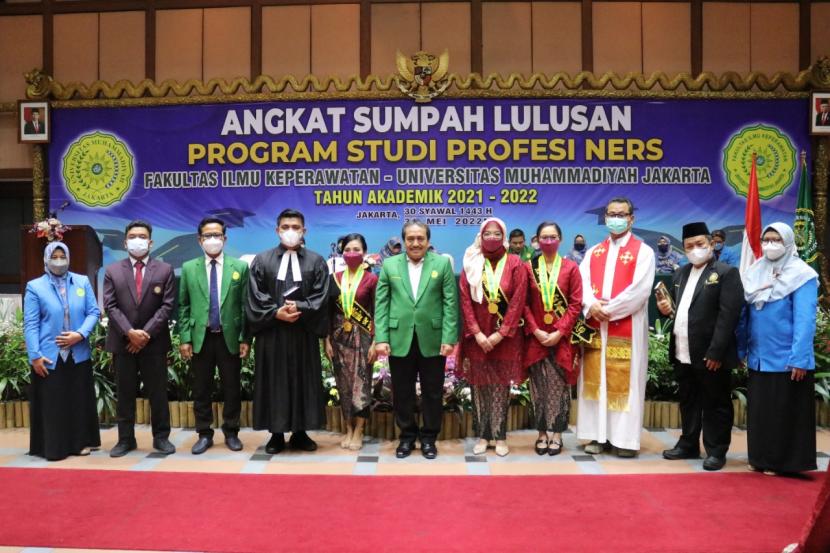 Fakultas Ilmu Keperawatan Universitas Muhammadiyah Jakarta menggelar Angkat Sumpah Lulusan Program Studi Profesi Ners Tahun Akademik 2021-2022. Sebanyak 92 lulusan FIK UMJ diangkat sumpah pada Selasa (31/05), di Gedung Pewayangan, Taman Mini Indonesia Indah, Jakarta Timur.  