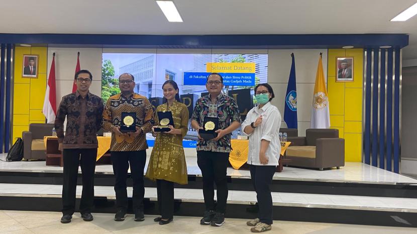 Fakultas Ilmu Sosial dan Ilmu Politik Universitas Gadjah Mada (FISIPOL UGM), bekerja sama dengan Chakra Giri Energi Indonesia (CGEI) dan Fakultas Kehutanan UGM, meluncurkan Forest Carbon Literacy Course pada Senin (19/08/2024).