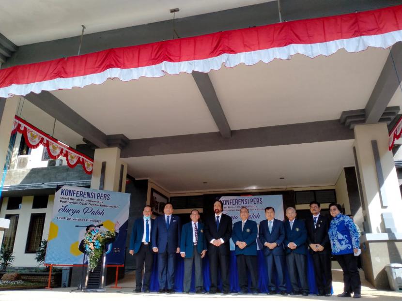 Fakultas Ilmu Sosial dan Politik (FISIP) Universitas Brawijaya (UB) memberikan gelar kehormatan doktor honoris causa kepada Ketua Umum Partai Nasdem, Surya Paloh di Kota Malang, Senin (25/7/2022). 