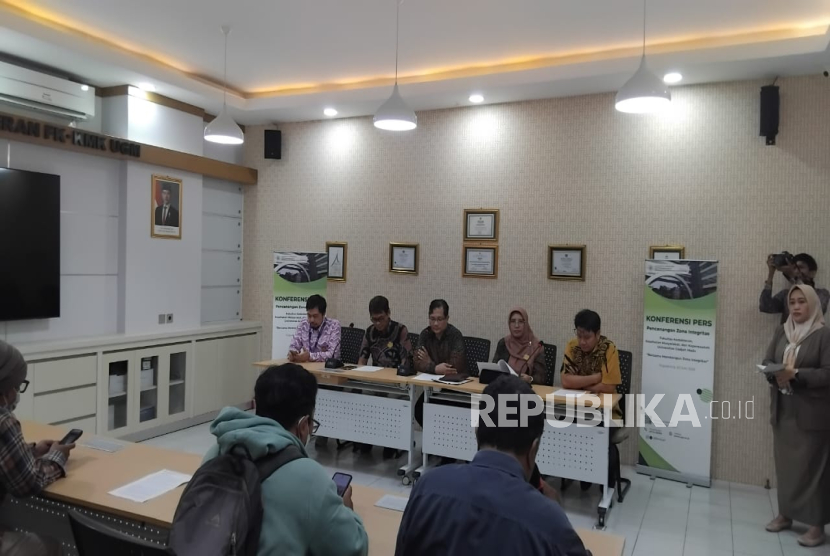 Fakultas Kedokteran, Kesehatan Masyarakat, dan Keperawatan (FK-KMK) Universitas Gadjah Mada (UGM) secara resmi mencanangkan diri sebagai Zona Integritas (ZI), Jumat (20/6/2025). 