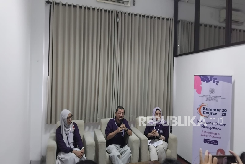 Fakultas Kedokteran, Kesehatan Masyarakat, dan Keperawatan (FK-KMK) Universitas Gadjah Mada (UGM) kembali menunjukkan komitmennya dalam mengatasi tantangan kesehatan global dengan menyelenggarakan Summer Course 2025 yang mengangkat tema Integrative Cancer Management: A Roadmap to Better Outcome. Program ini berfokus pada penanganan kanker secara integratif melalui kolaborasi lintas profesi kesehatan.