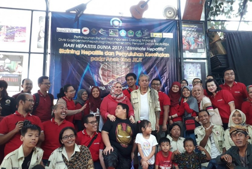 Fakultas Kedokteran Universitas Brawijaya (UB) melakukan skrining hepatitis dan penyuluhan kesehatan anak jalanan di Rumah Singgah Anak Bina Jaringan Kemanusiaan Jawa Timur (JKJT) Malang, Ahad (10/9).