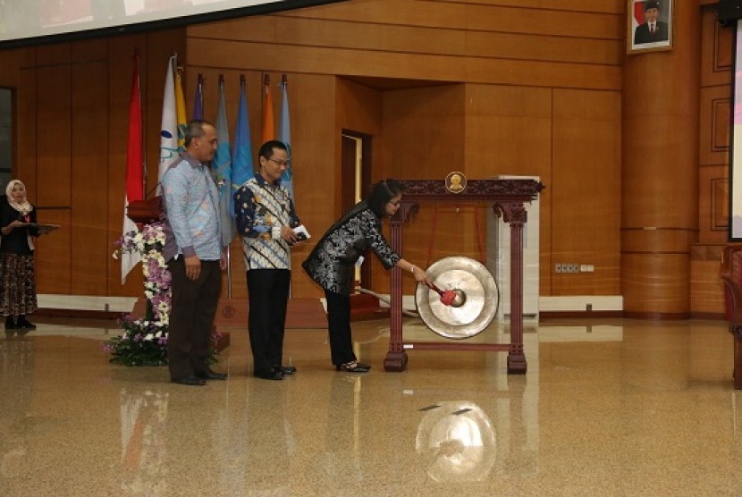 Fakultas Keguruan dan Ilmu Pendidikan Universitas Terbuka (FKIP-UT) menggelar Temu Ilmiah Nasional Guru (TING) ke-VIII Tahun 2016 di Universitas Terbuka Convention Center (UTCC), Tangerang Selatan, Sabtu (26/11).