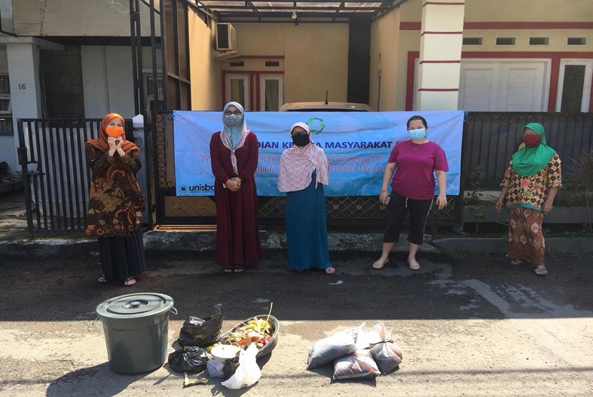 Fakultas Syariah UNISBA bekerjasama dengan Pemberdayaan Kesejahteraan Keluarga (PKK) di Kecamatan Mandalajati Kota Bandung untuk memberikan pelatihan pada warga tentang pengolahan sampah organik agar menjadi pupuk.