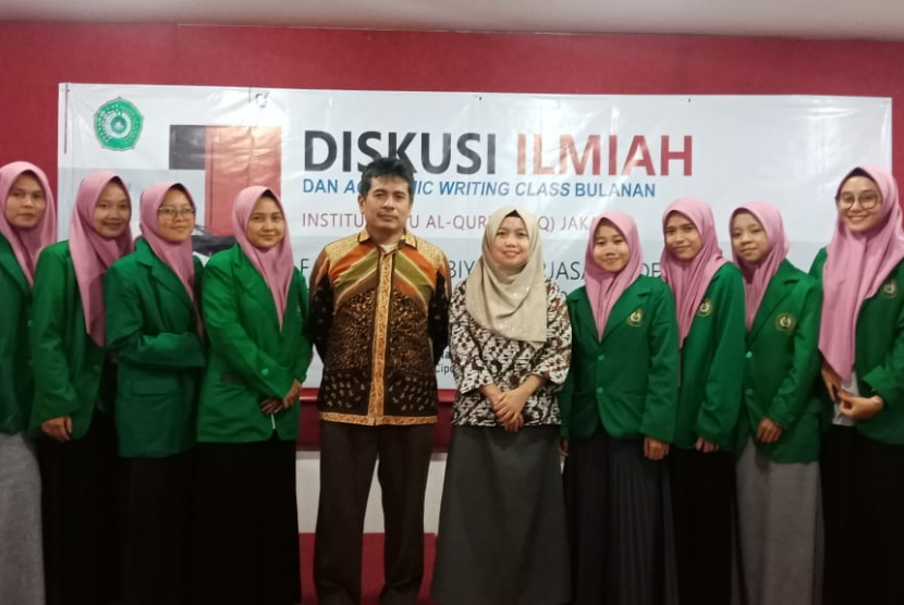 Nara  sumber dan dosen tetap IIQ Jakarta,  Saepullah, MAHum bersama para peserta Diskusi Ilmiah dan Academic Writing Class yang diadakan oleh Fakultas Tarbiyah Institut Ilmu Al Quran (IIQ).